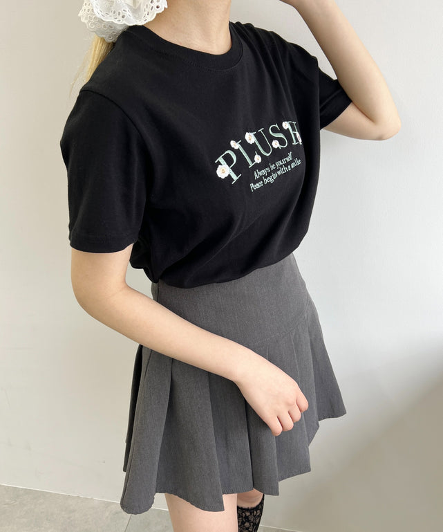フラワーレタリング刺繍Tシャツ/ブラック モデル：160㎝ F着用