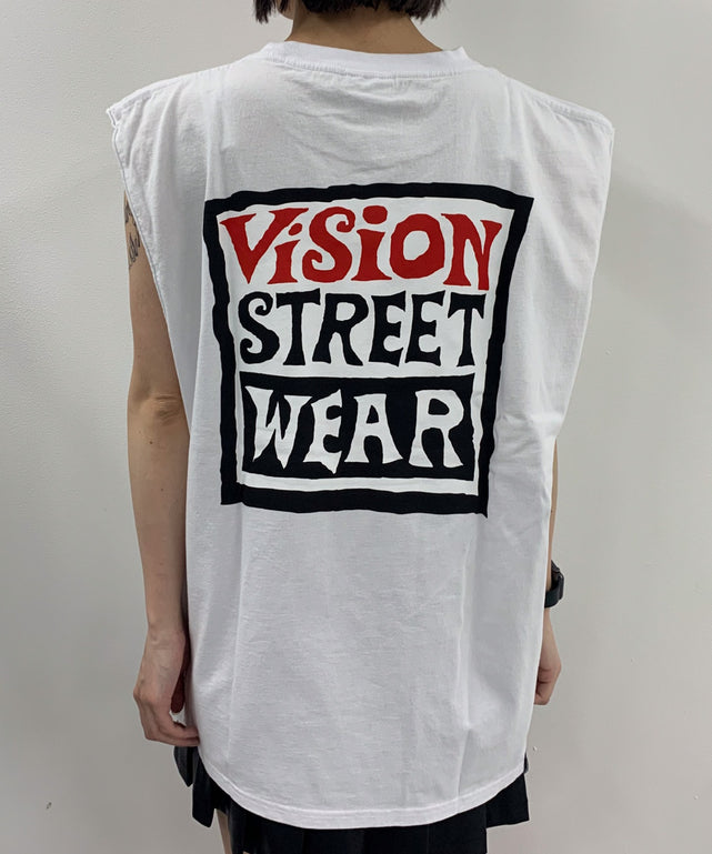 VISIONヴィンテージロゴノースリT/ホワイト モデル：165cm L着用
