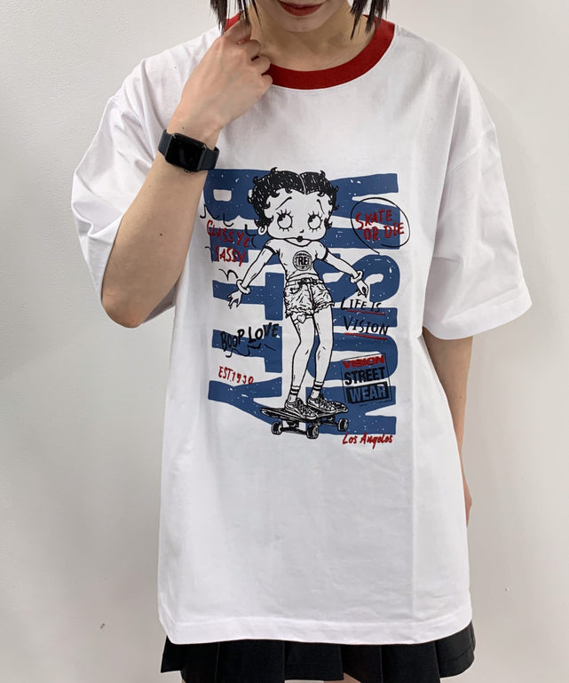 VISION BETTYグラフィックT/レッド モデル：165cm L着用