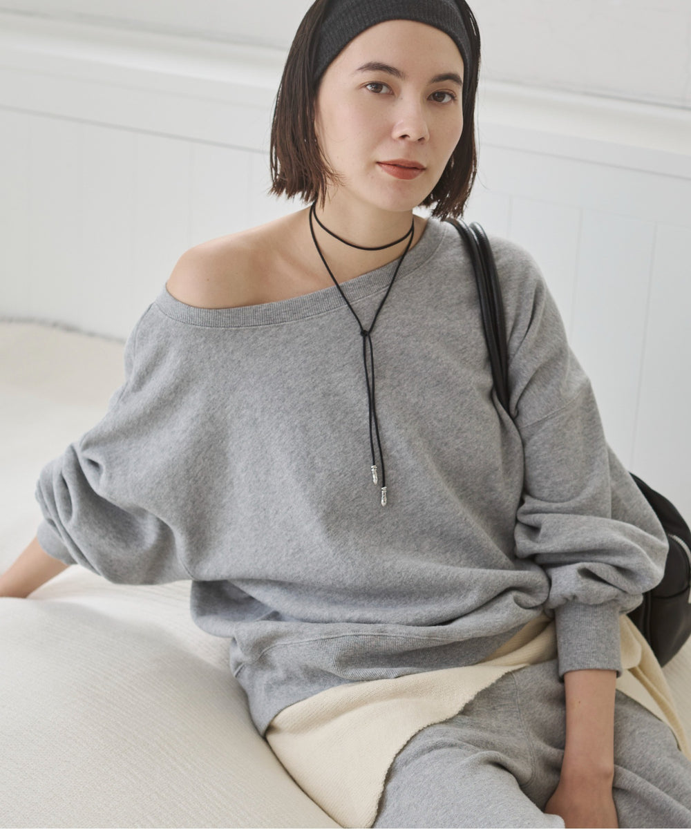 オフショルスウェット