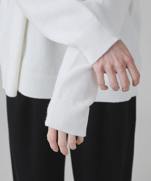 アクセ付きワンポイントニットプルオーバー