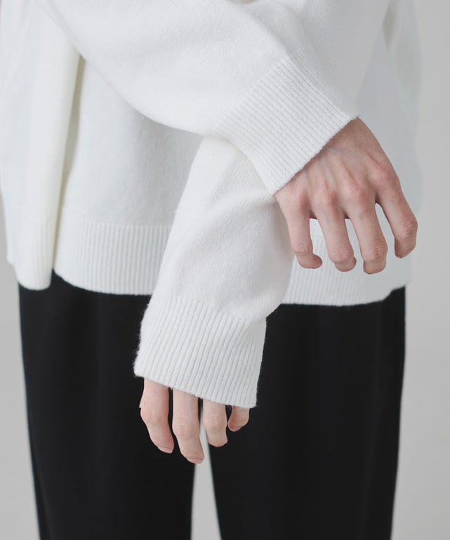 アクセ付きワンポイントニットプルオーバー