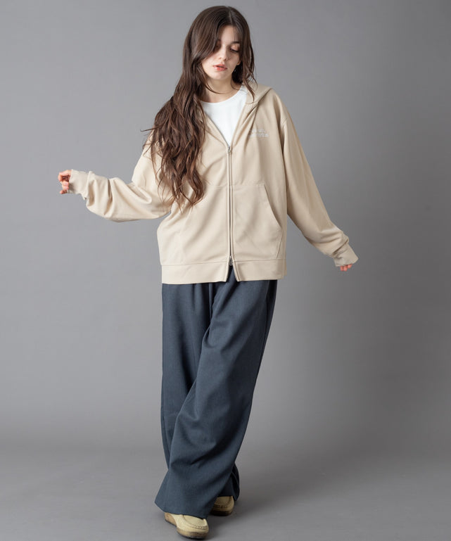 Lベージュ モデル：162cm M着用