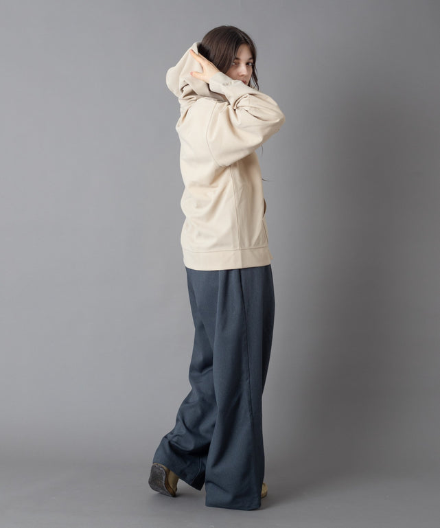 Lベージュ モデル：162cm M着用