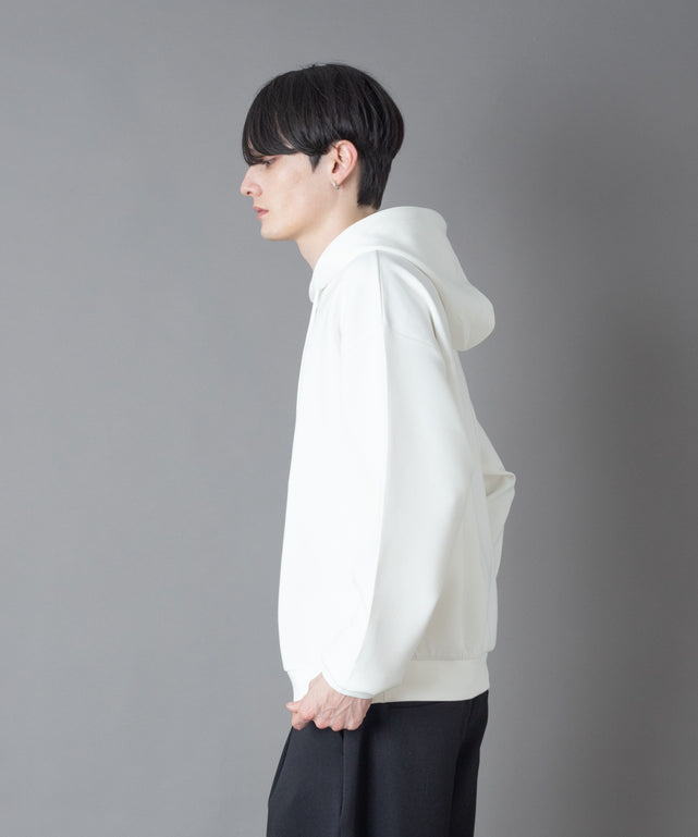 ホワイト モデル：180㎝　L着用