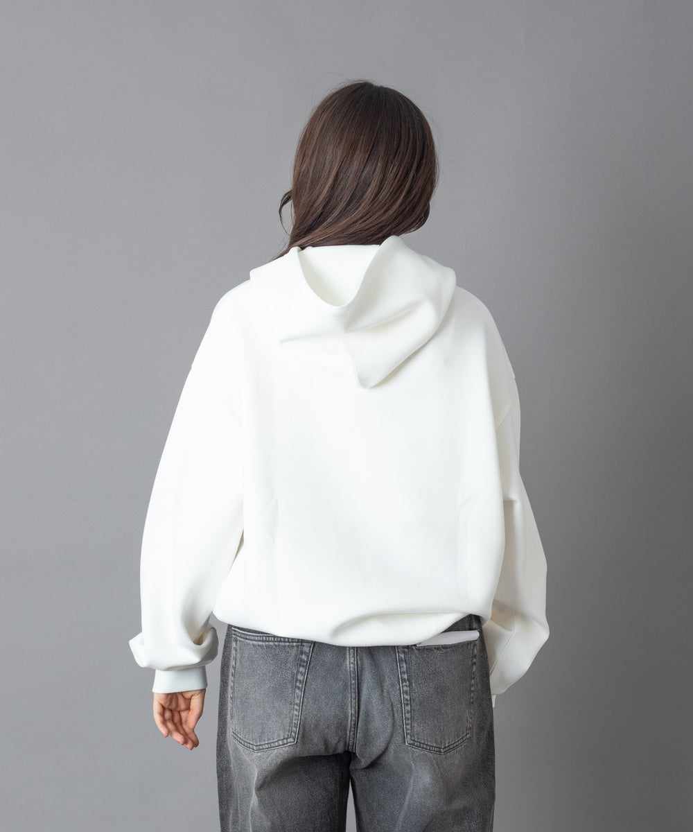 ホワイト モデル：163㎝　M着用