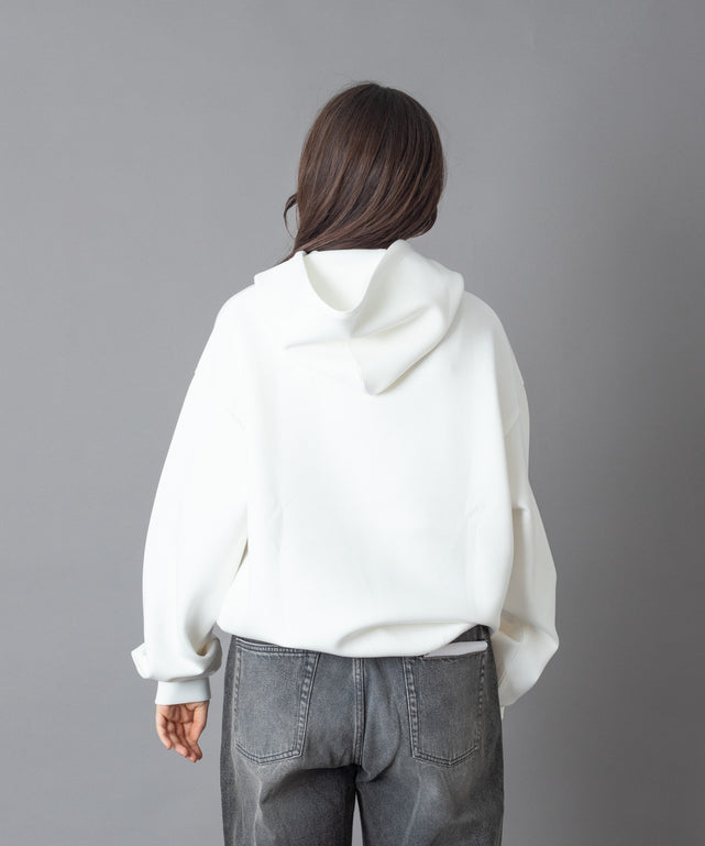 ホワイト モデル：163㎝　M着用