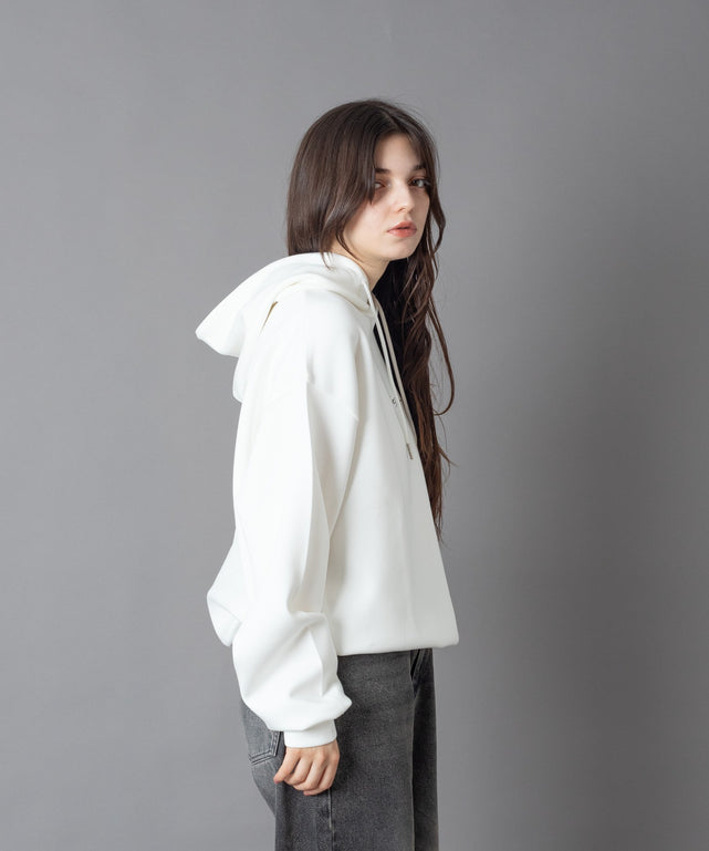 ホワイト モデル：163㎝　M着用