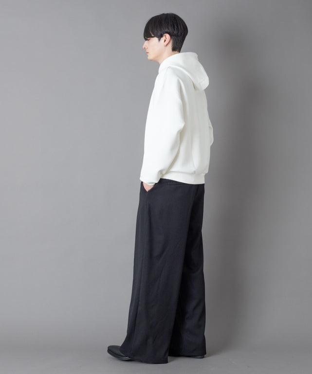 ホワイト モデル：180㎝　L着用