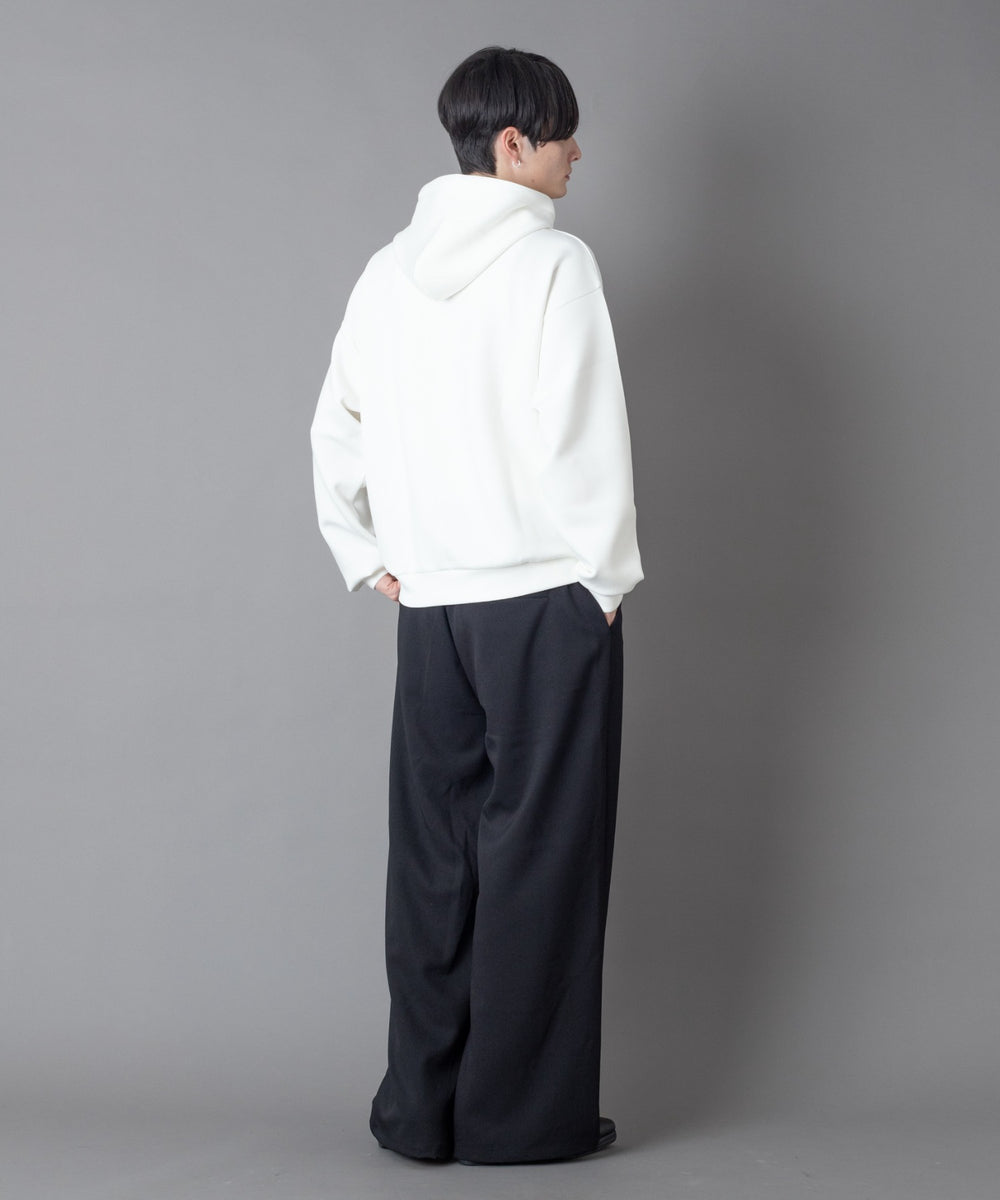 ホワイト モデル：180㎝　L着用