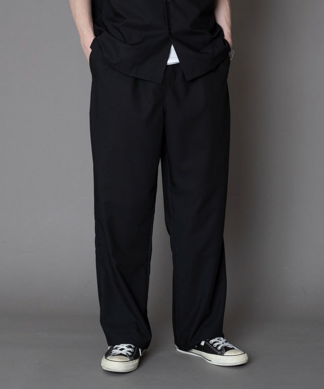 TRイージーストレートスラックス/ﾌﾞﾗｯｸ モデル：180cm L着用