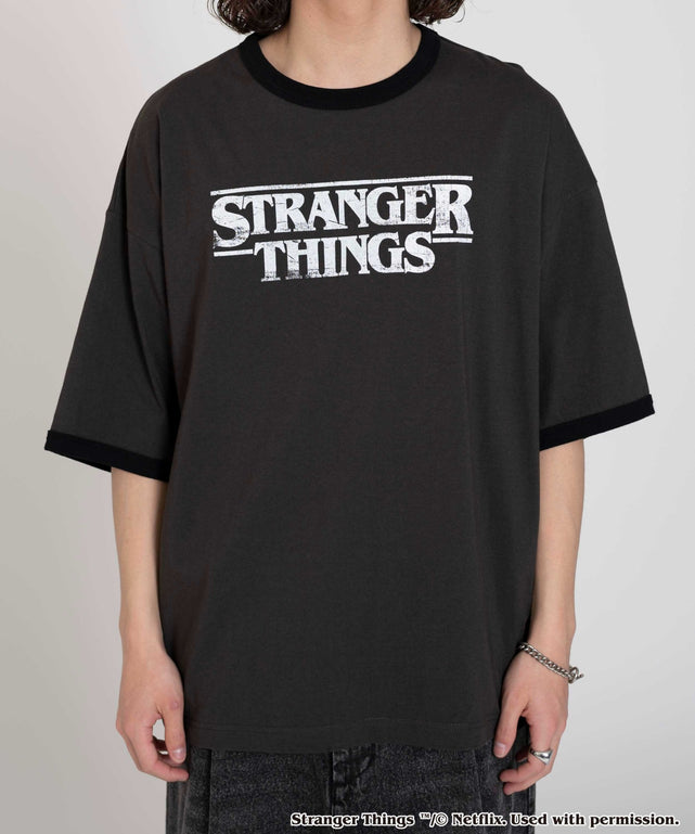 STRANGER　THINGSロゴ　リンガーT/スミクロ モデル：174cm L着用