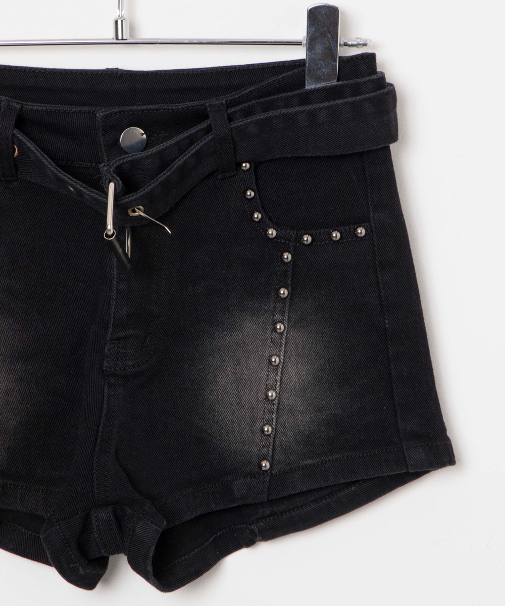 ベルト付きスタッズショートパンツ