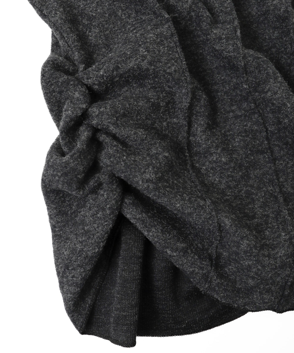 チョーカー付きカーブヘムトップ