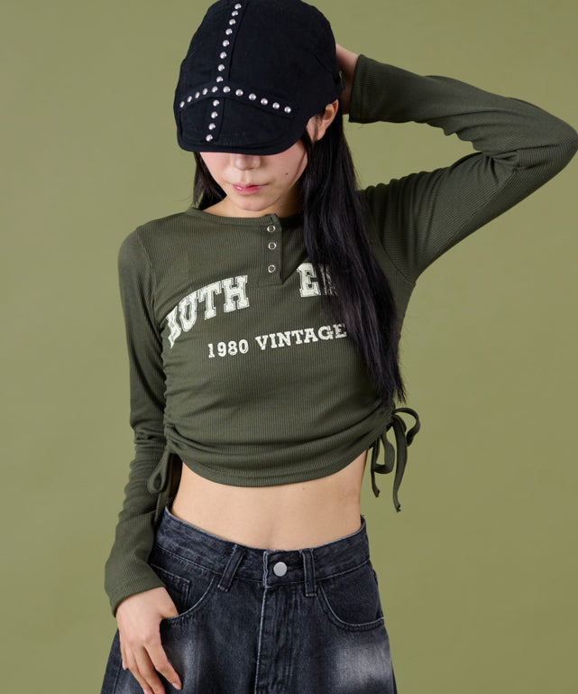 サイドギャザーヘンリーネックロゴTOP/カーキ モデル：160cm F着用