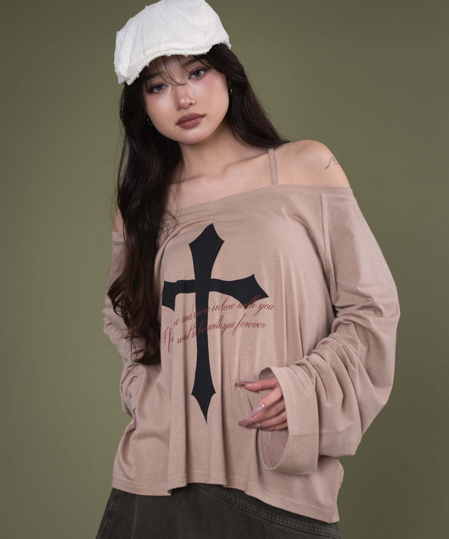 オフショルダークロスロゴトップ/ベージュ モデル：163cm F着用