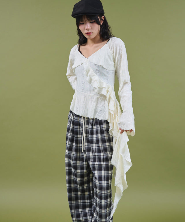 サイドテールデザインTOP/ホワイトアイボリー モデル：160cm F着用