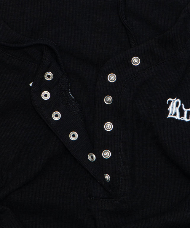 ヘンリーネックロゴ刺繍T