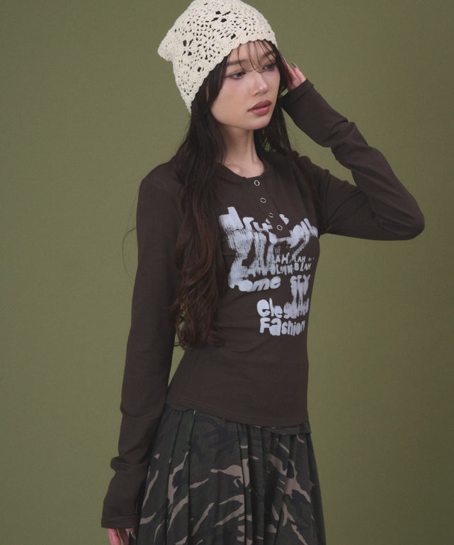 ヘンリーネックロゴトップ/ブラウン モデル：163cm F着用