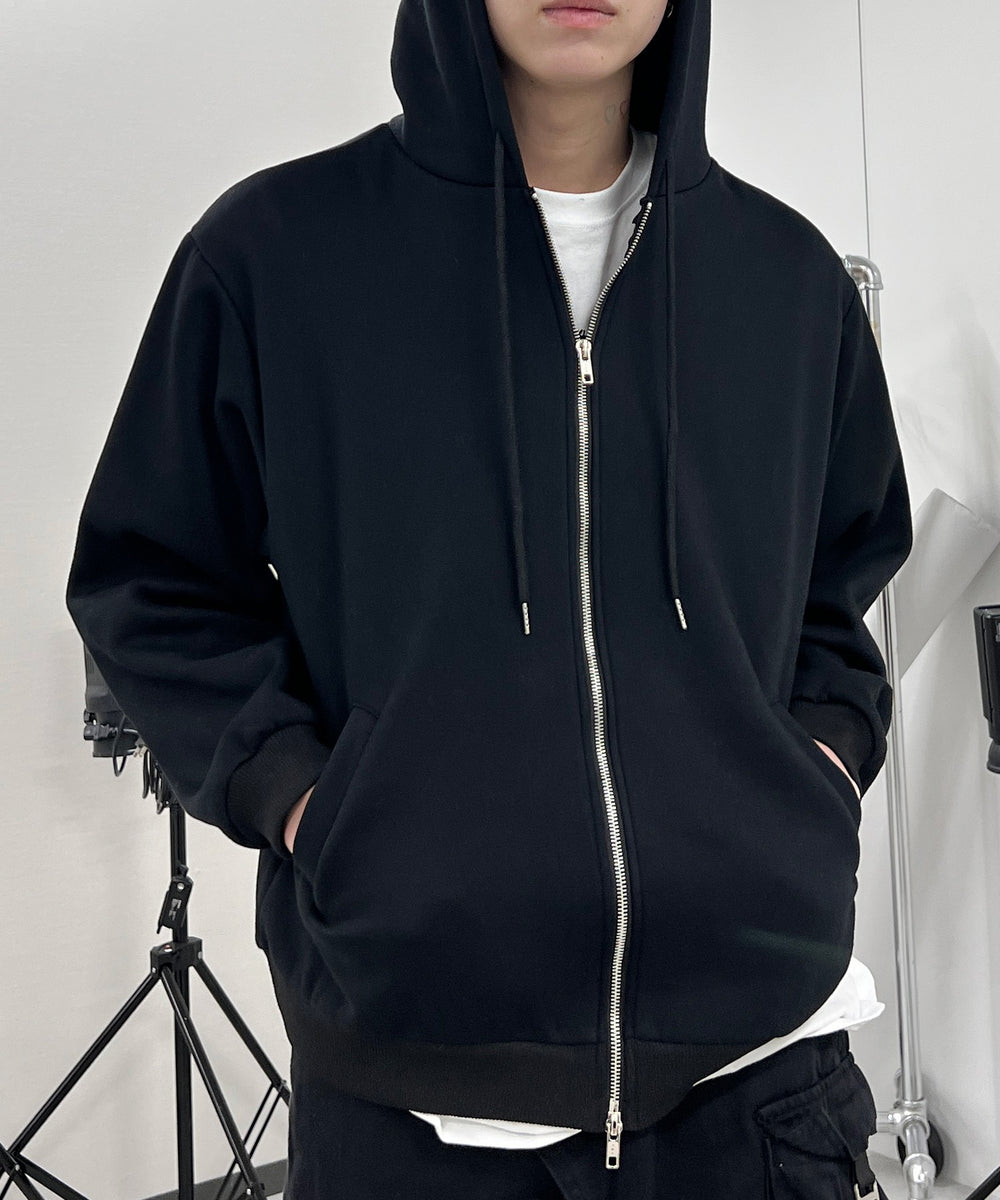 ブラック モデル：178㎝ XL着用