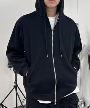 ブラック モデル：178㎝ XL着用