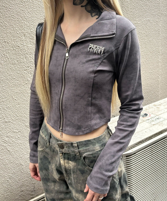メタルバッジZIP UPトップ/チャコール モデル：160㎝ FREE着用