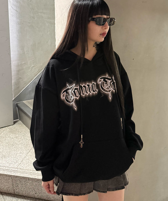 ライトニングロゴビッグパーカー/ブラック モデル：160㎝ FREE着用