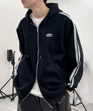 ブラック モデル：178㎝ XL着用