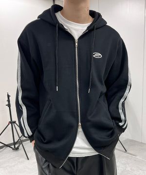 ブラック モデル：178㎝ XL着用