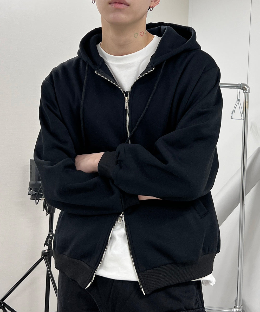 ブラック モデル：178㎝ XL着用