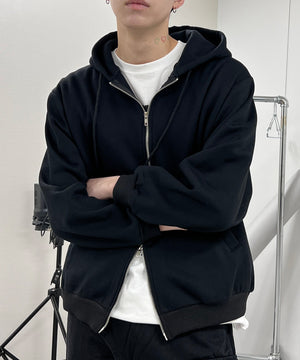 ブラック モデル：178㎝ XL着用