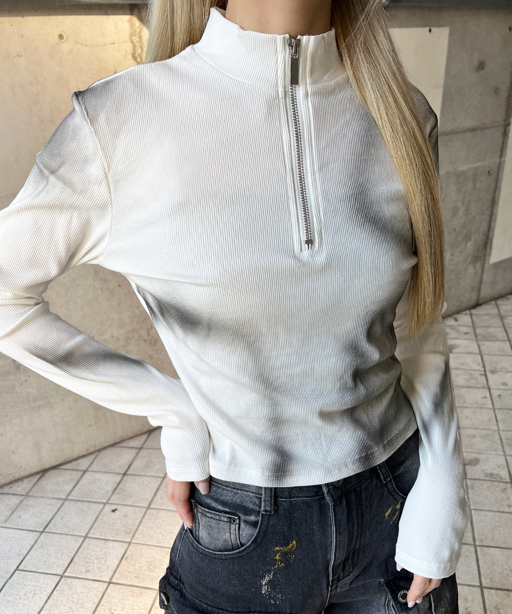 ホワイト モデル：159㎝ FREE着用