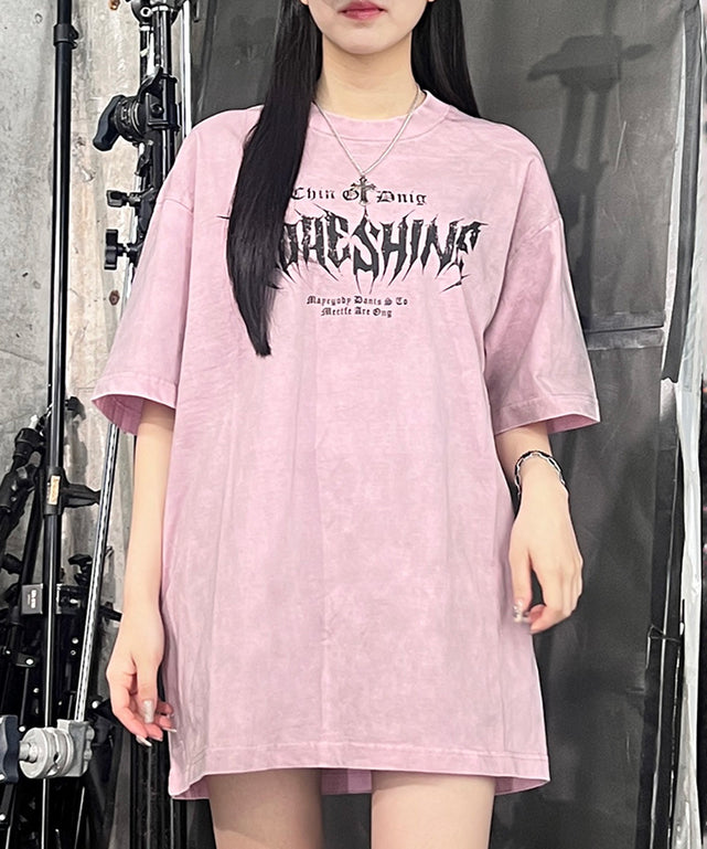 ダーティ加工メタルロゴビッグT/ピンク モデル：154㎝ FREE着用