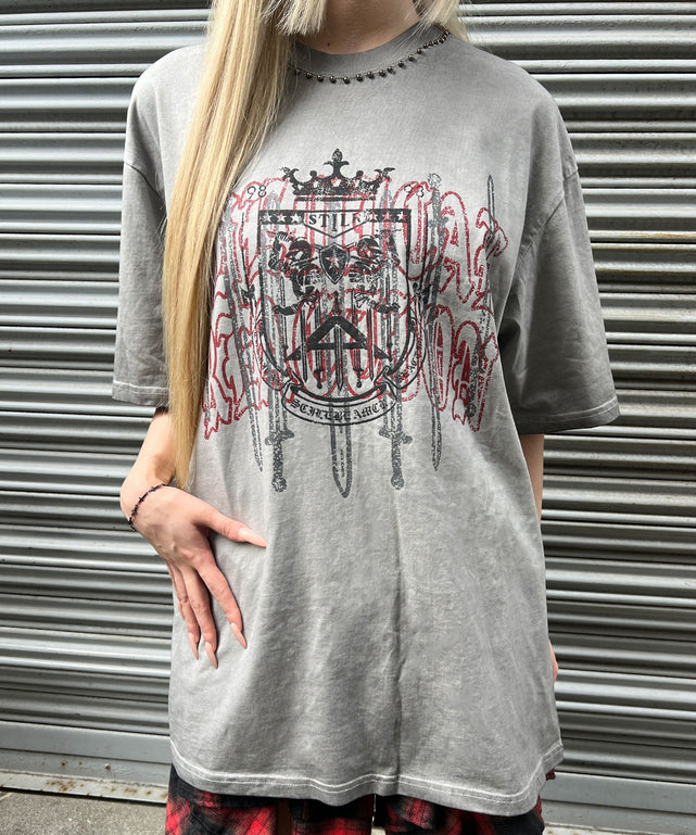 ネックラインスタッズエンブレムT/グレー モデル：160㎝ FREE着用