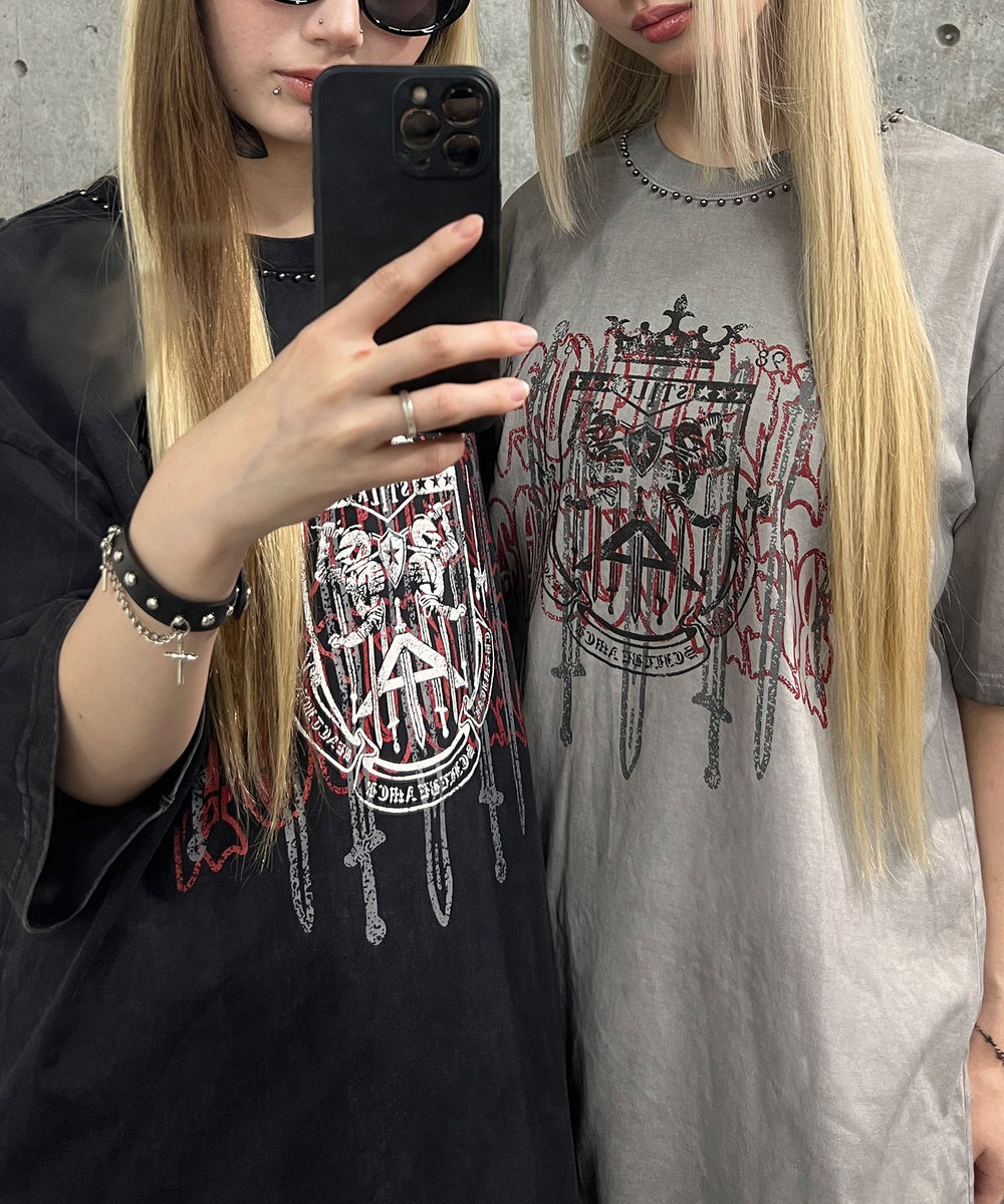 ネックラインスタッズエンブレムT