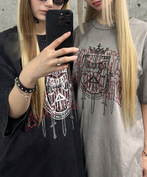 ネックラインスタッズエンブレムT