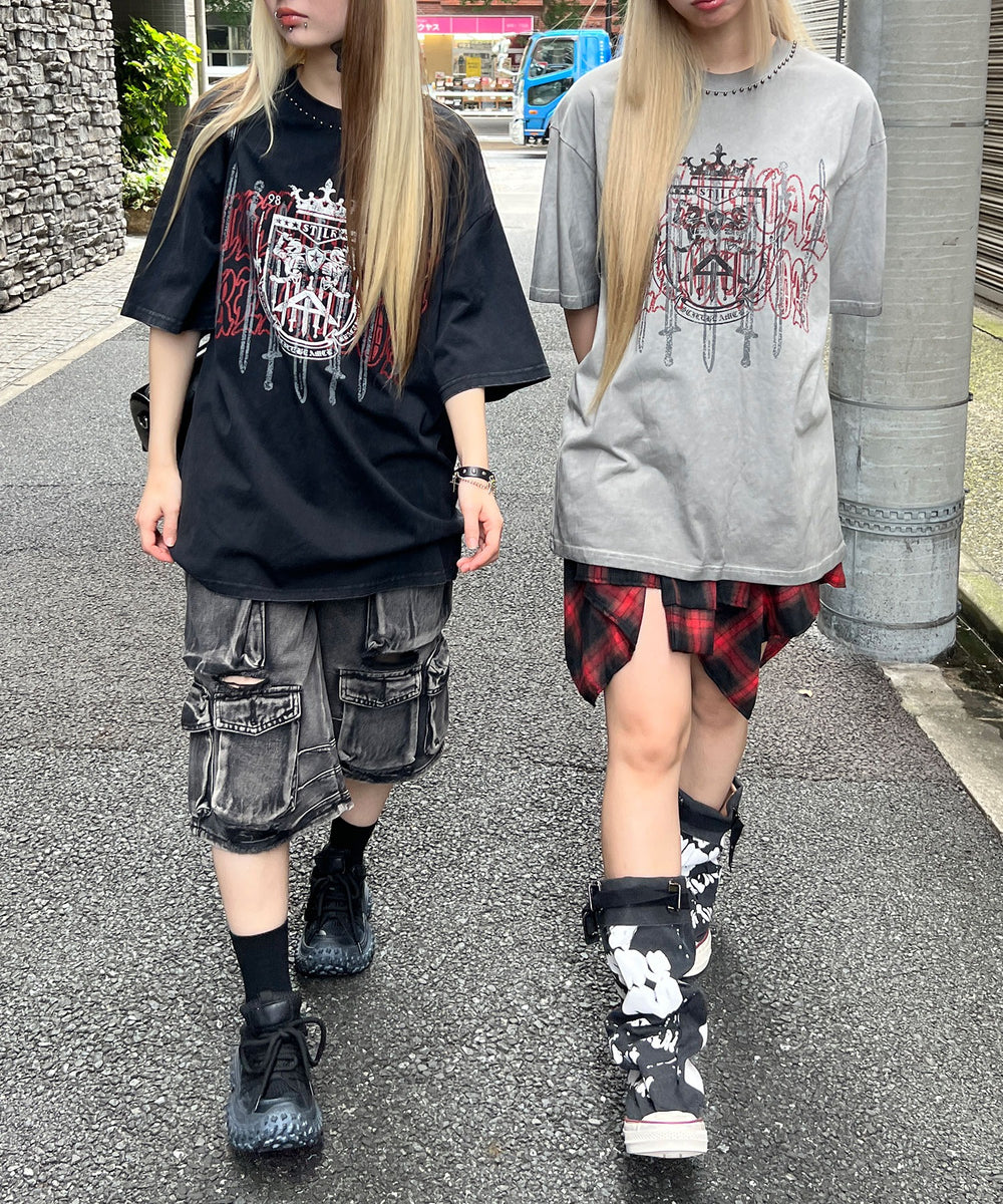 ネックラインスタッズエンブレムT