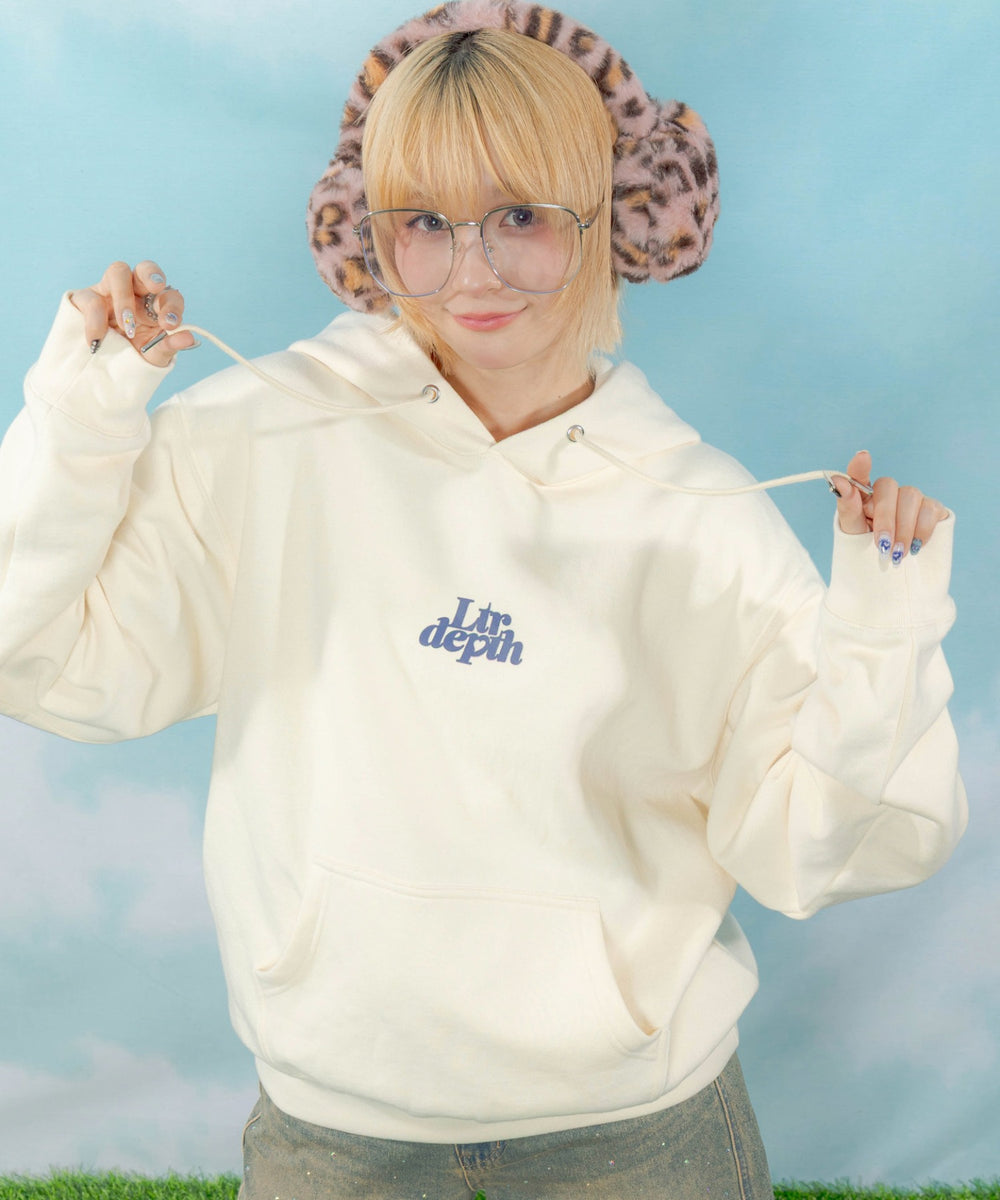 ホワイトアイボリー モデル：154cm M着用