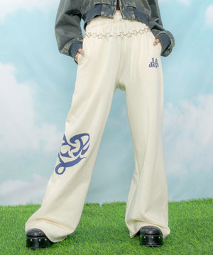 ホワイトアイボリー モデル：154cm M着用