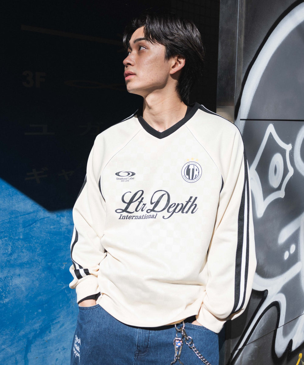 ホワイトアイボリー　モデル:171cm L着用