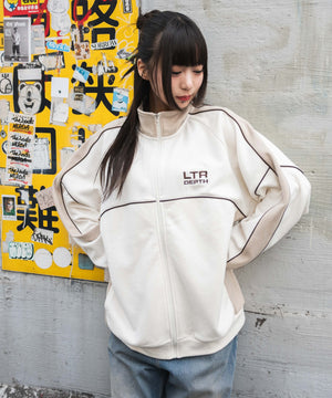 オフホワイト　モデル:160cm L着用