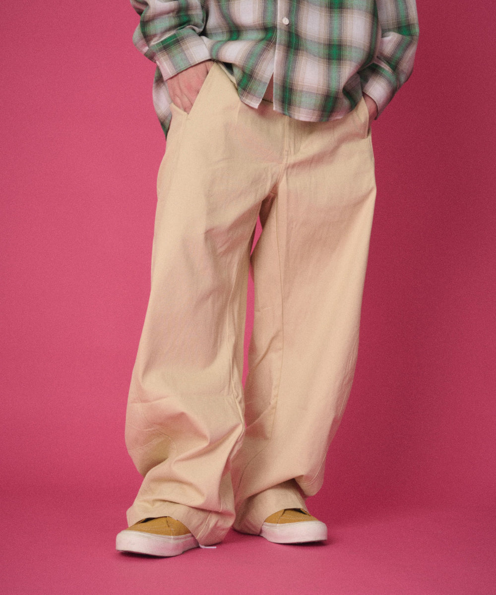 ベージュ　モデル：178cm Lサイズ着用