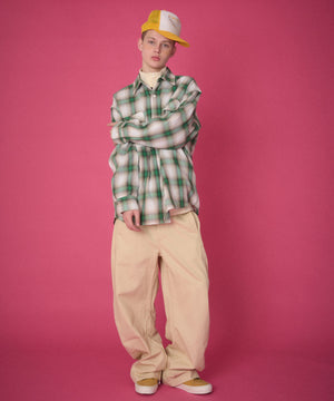 ベージュ　モデル：178cm Lサイズ着用