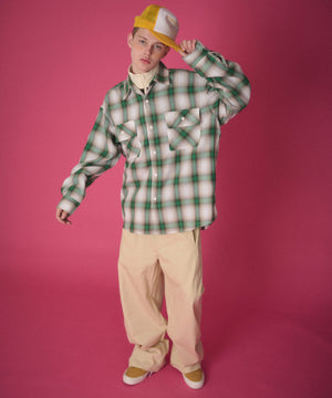 ベージュ　モデル：178cm Lサイズ着用