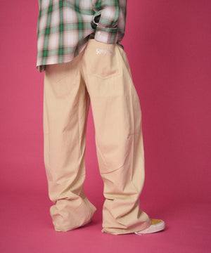 ベージュ　モデル：178cm Lサイズ着用