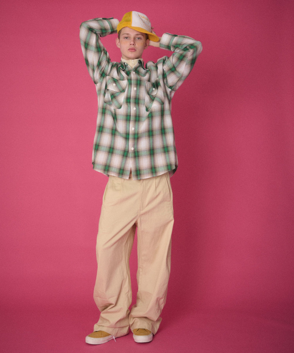 ベージュ　モデル：178cm Lサイズ着用