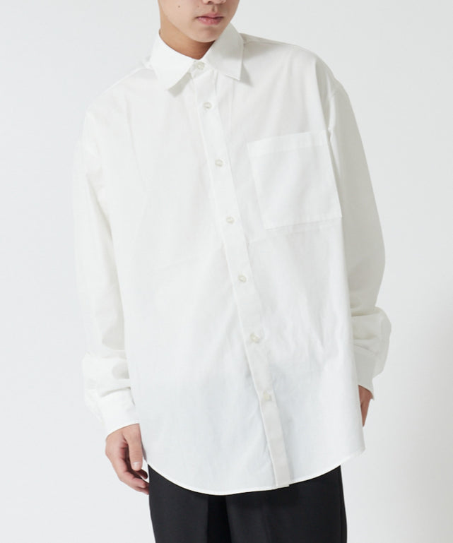 メンズスクールシャツL／S【一部店舗限定】/ホワイト モデル:167cm Mサイズ着用