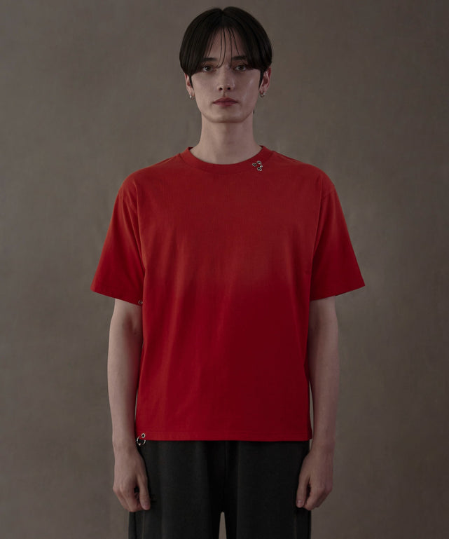 ピアス付きT（SS）/レッド　モデル：180㎝　L着用