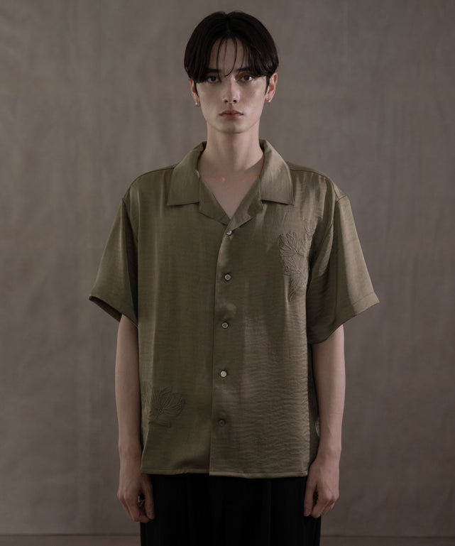 サテン刺繍シャツ（SS）/カーキ　モデル：180㎝　L着用