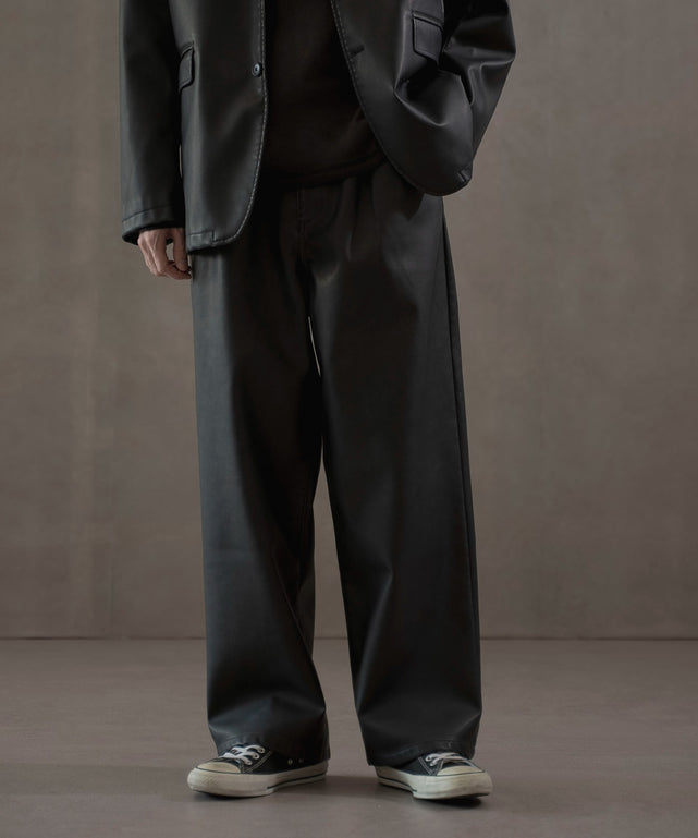 【関税込み】HYEIN SEO ブラック フラップポケット トラウザーズ 合皮タックワイドトラウザー【一部店舗限定】｜WEGO（ウィゴー